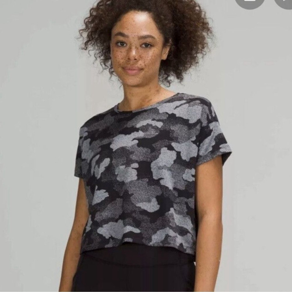 lululemon Cates training tee Women's 10 Gray Black Camo Short Sleeve Crop Top - Picture 1 of 9